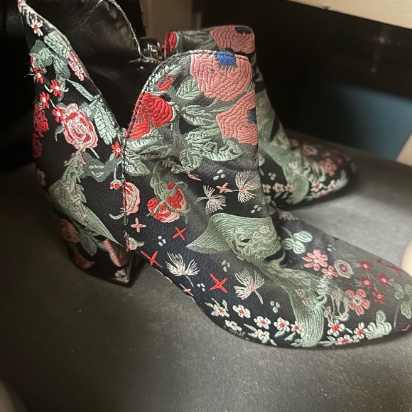 Vince Camuto Black Floral Embroidered‎ Ankle Boots - Picture 3 of 10